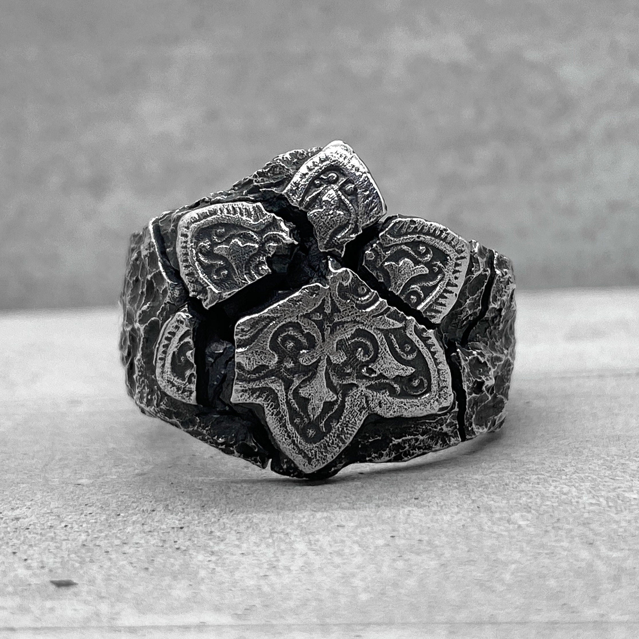 Project50g | Mosaic ring -unusual ring with an oriental pattern and cracks