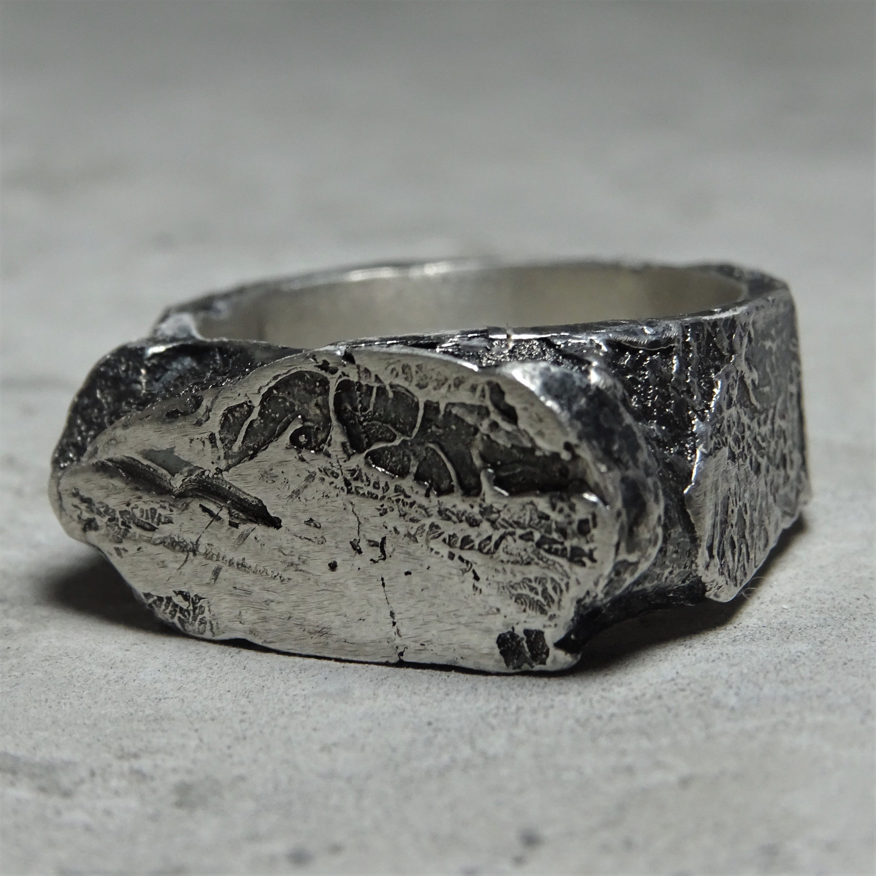 cafe Onmogelijk Middellandse Zee Project50g | Ocean ring- horizontal signet ring with an unusual texture of  stone and molten metal – project50g