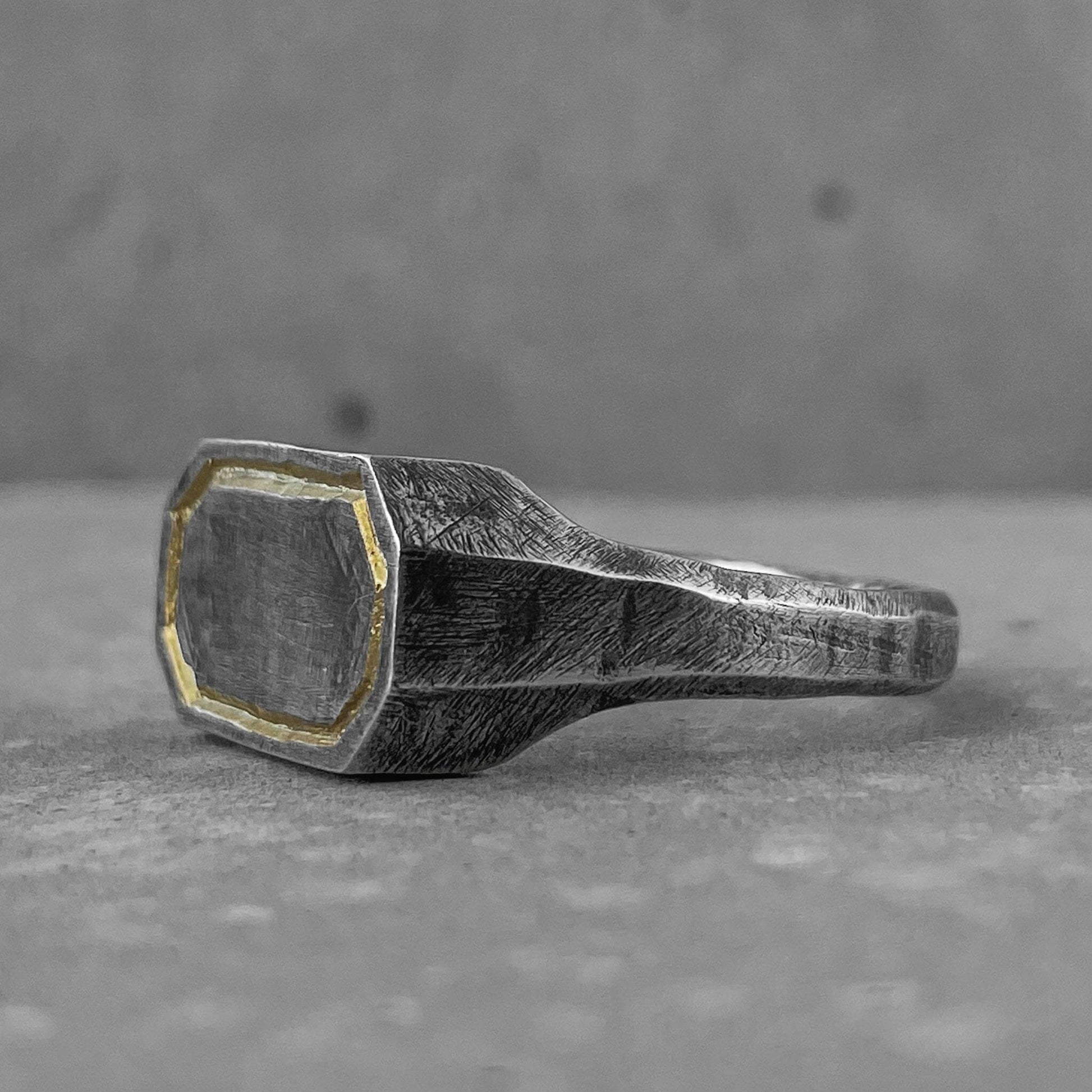 Avatar ring-rectangular sterling silver ring with scratch texture and gilded frame Rings with smooth texture Project50g 