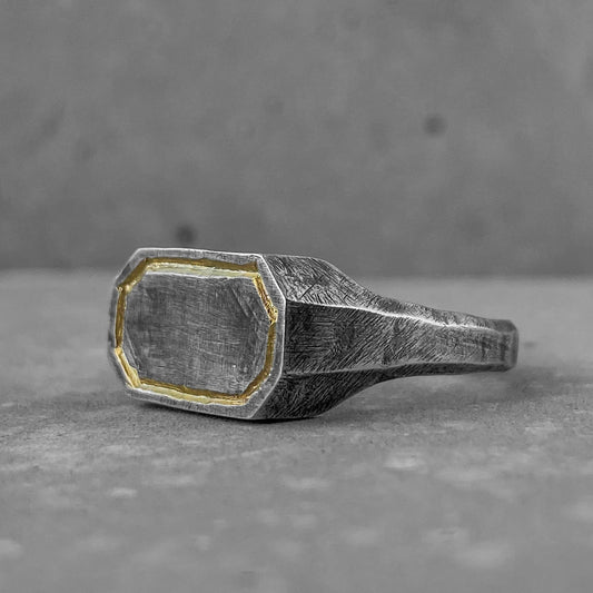 Avatar ring-rectangular sterling silver ring with scratch texture and gilded frame Rings with smooth texture Project50g 