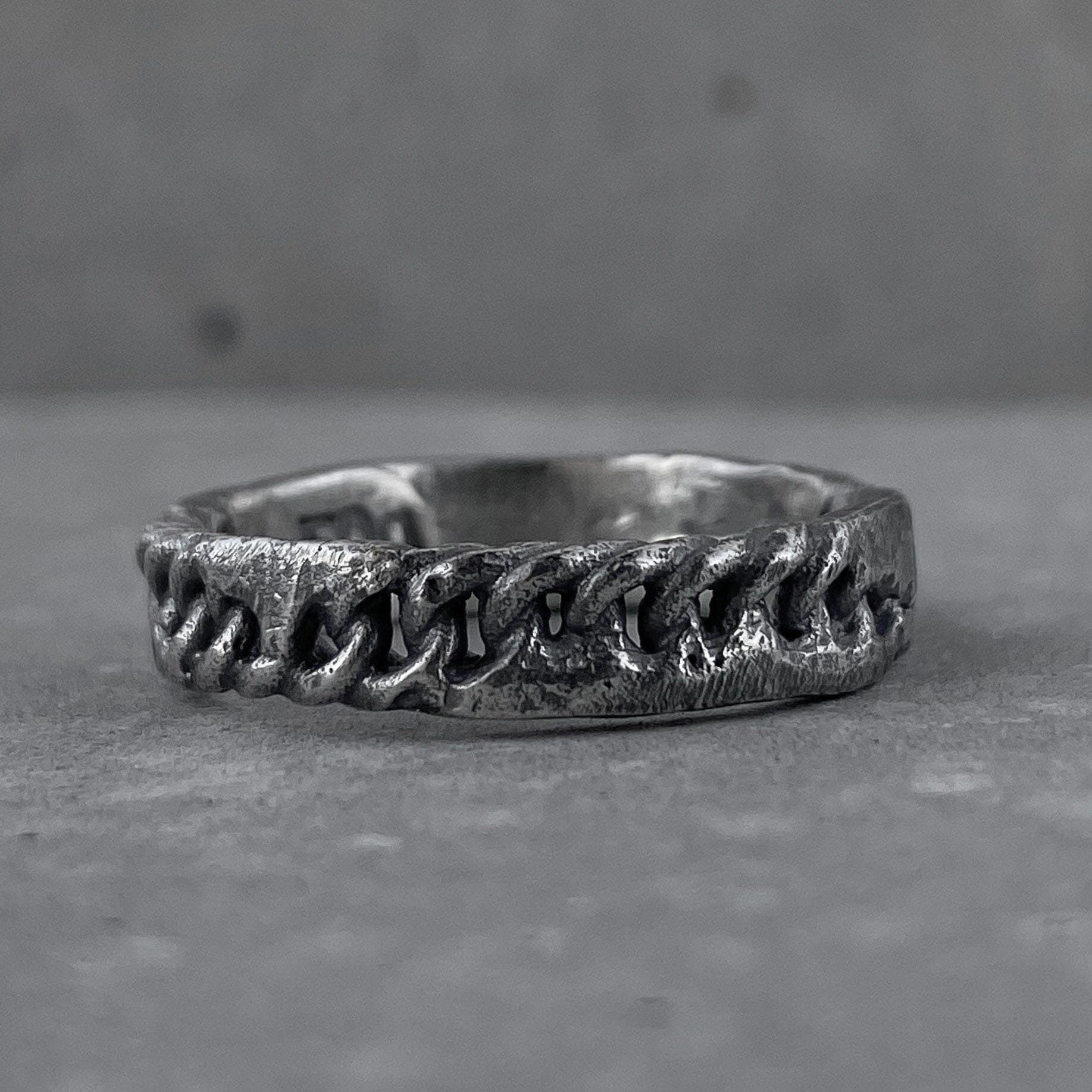 Chain ring- texture ring withvolcanic oxidation Lightweight rings Project50g 