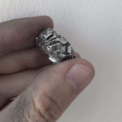 Stratum-Ring - ein Bandring mit einer ungewöhnlichen mehrschichtigen Textur