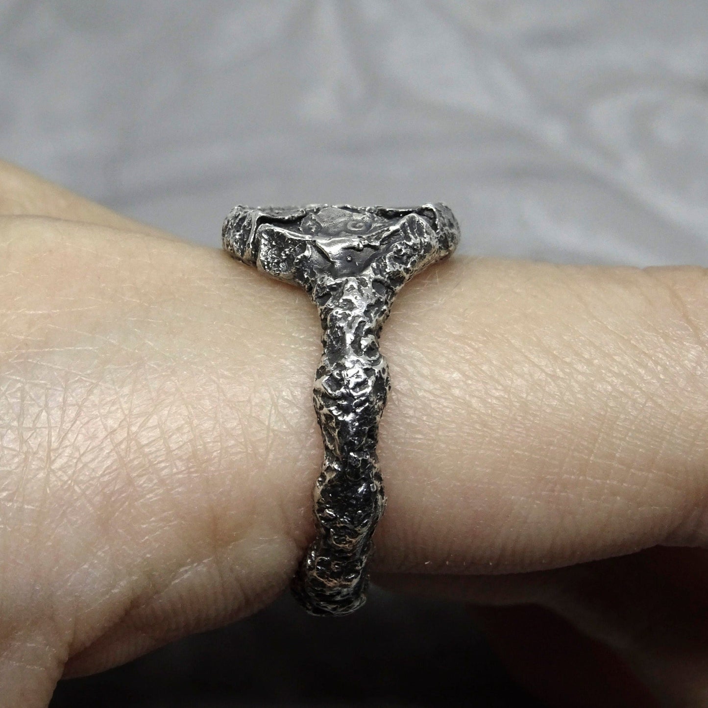 Byzantium ring- Unusual ring with patterns and cracks Rings with cracks and patterns Project50g 