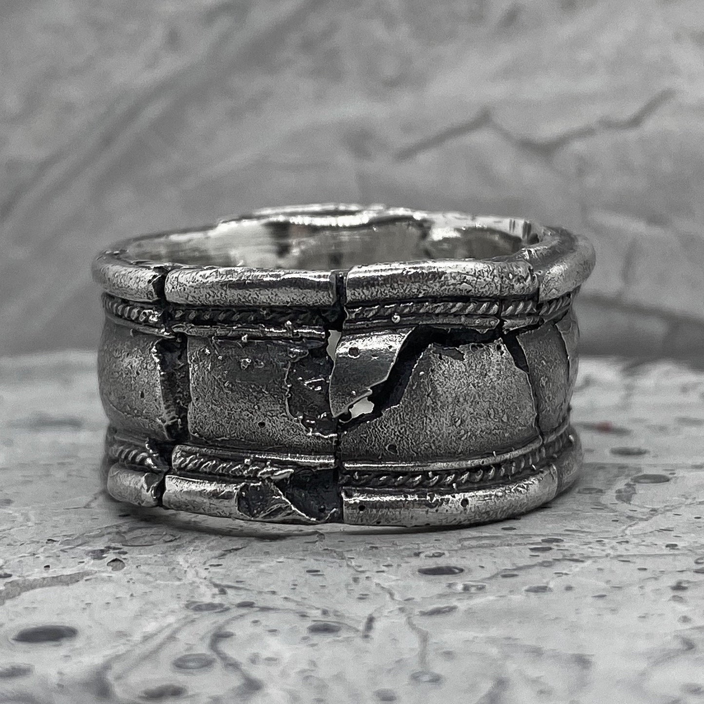 Column ring- wide ring band with cracks and breaks Unusual rings Project50g 