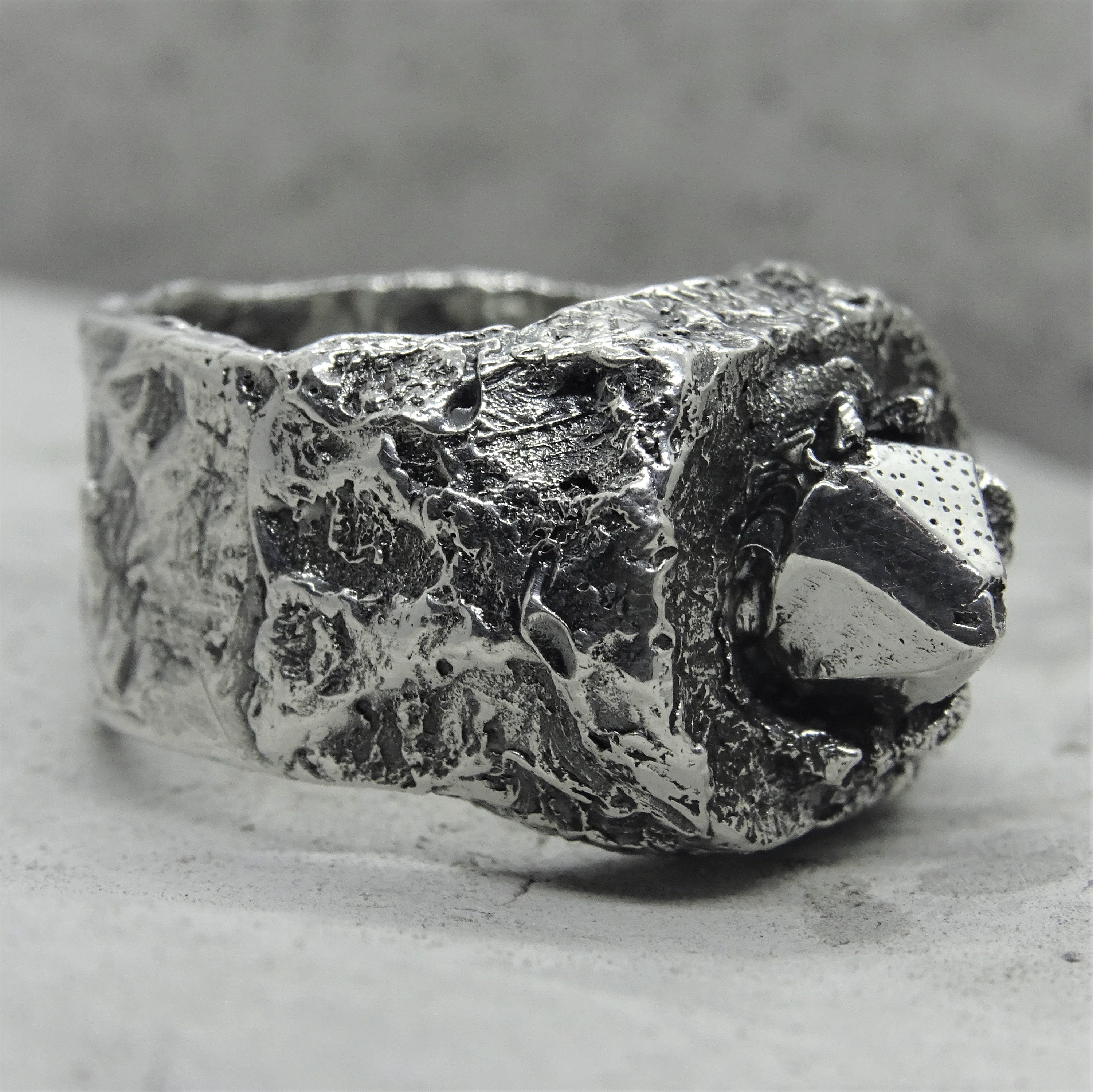 クリスタルリング-石の質感とシルバークリスタルの珍しいリング
