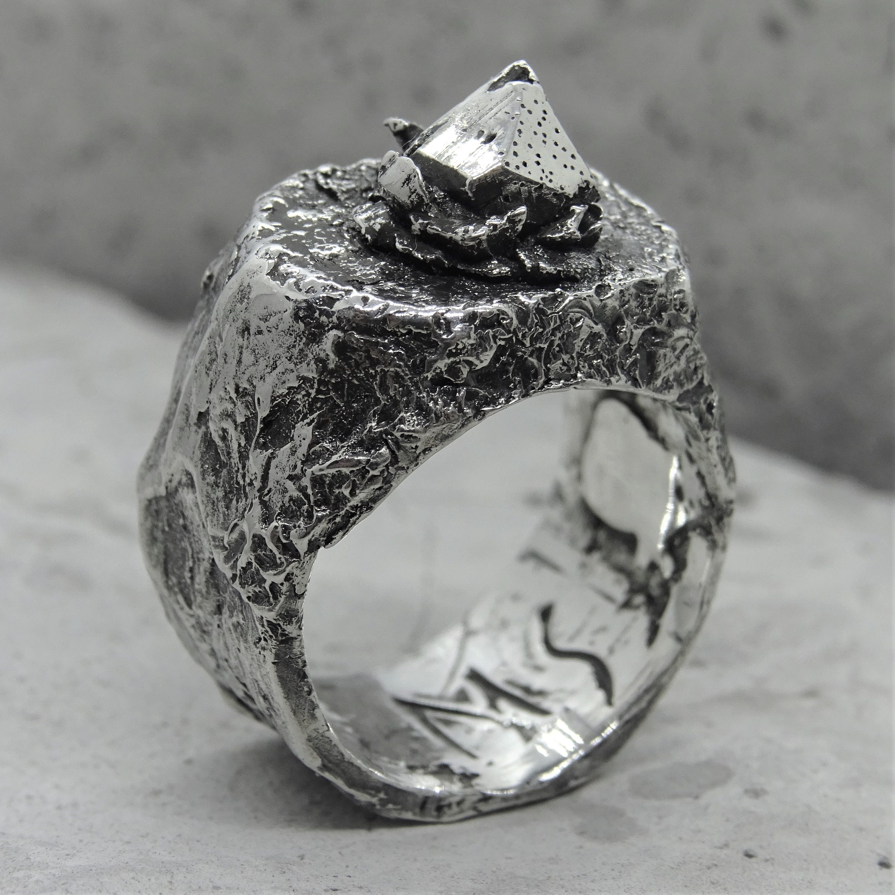 クリスタルリング-石の質感とシルバークリスタルの珍しいリング