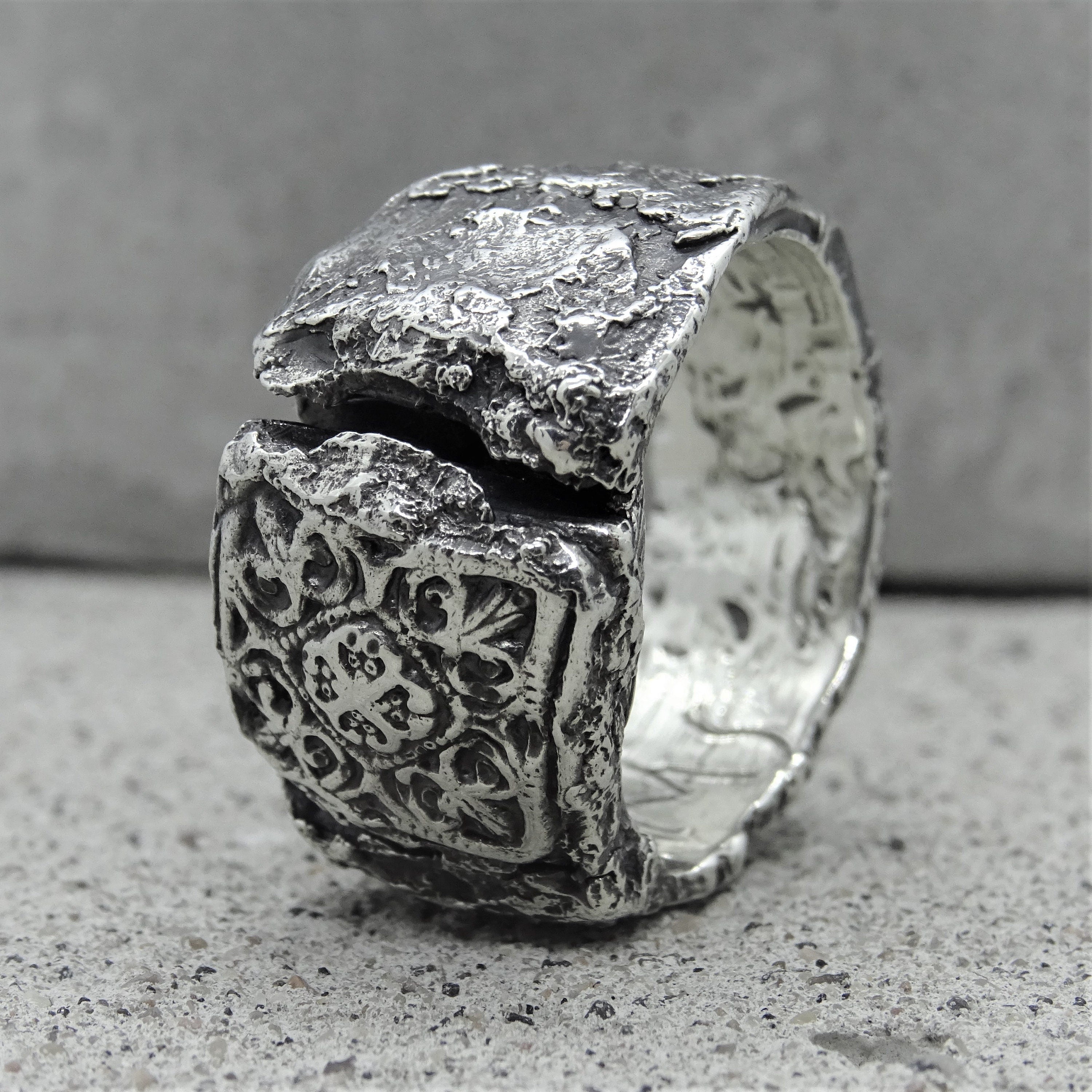 Rings with patterns and cracks – project50g