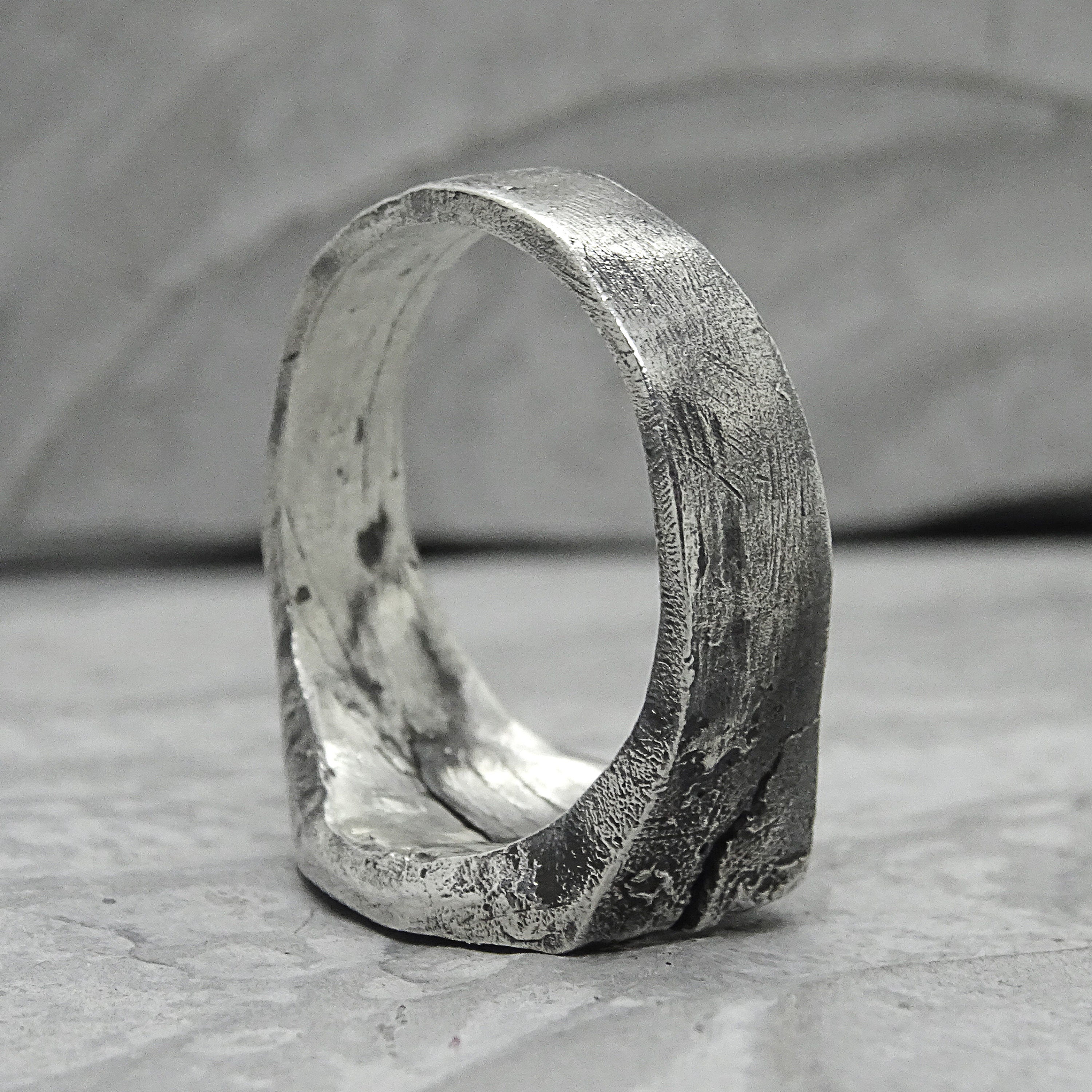 Fault ring - textured signet ring with a crack