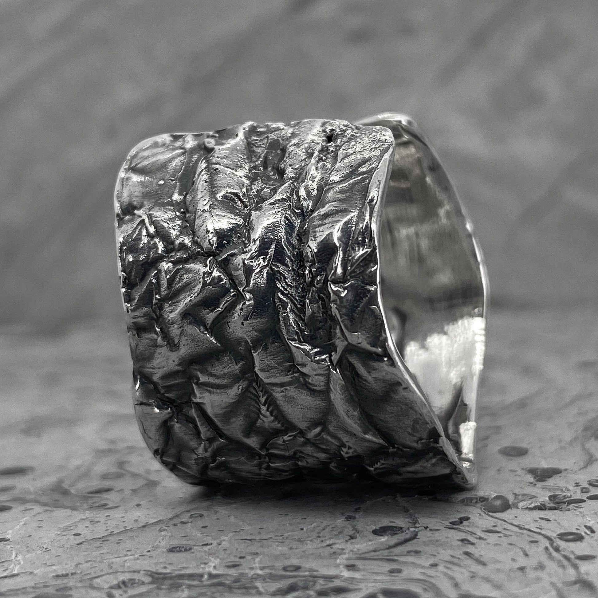 Leather ring- A extra wide open ring with a finely wrinkled skin-like texture Open rings Project50g 
