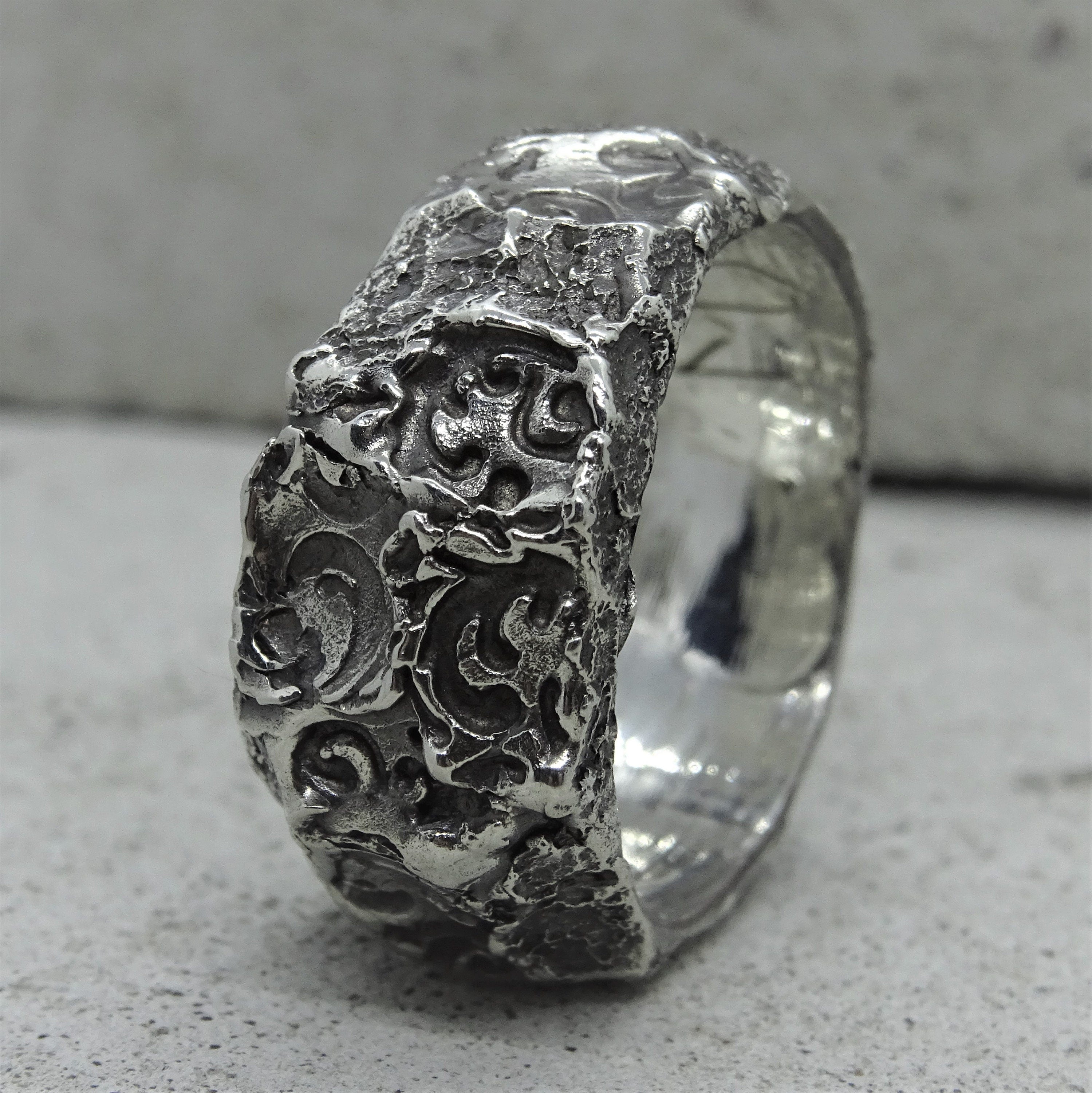 Rings with patterns and cracks – project50g