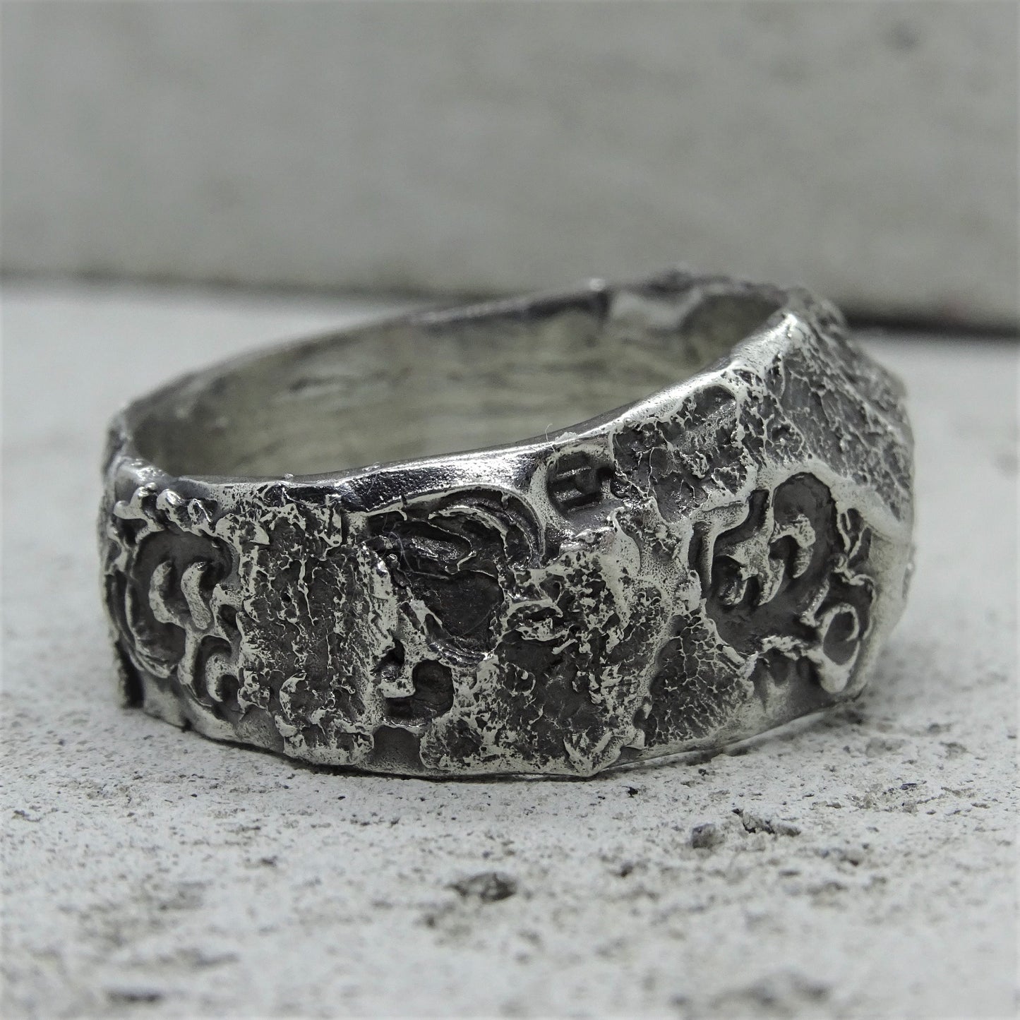 Modern ring- An elegant ring with a unique texture and floral patterns Rings with patterns Project50g 