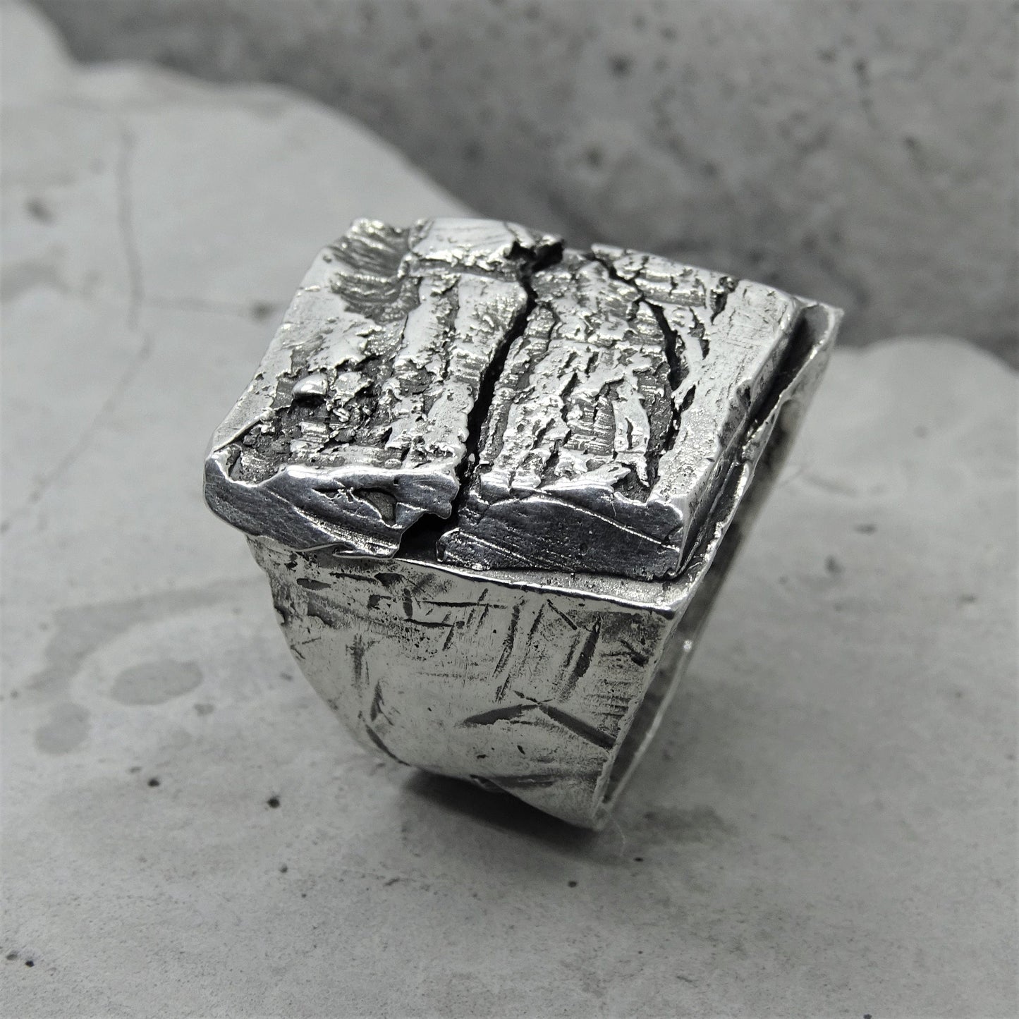 Plateau ring - unusual signet ring with cracks and chips Unusual rings Project50g 