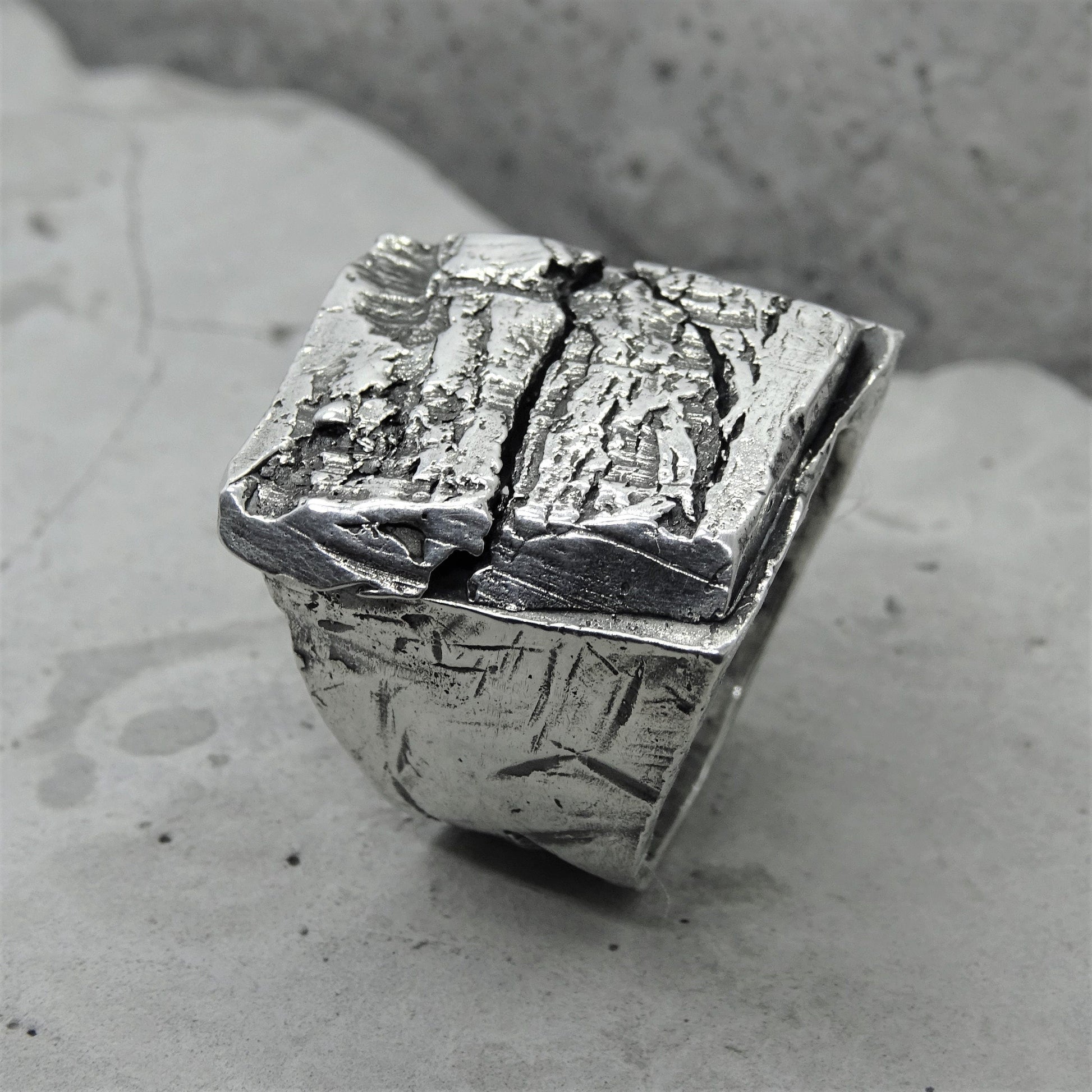 Plateau ring - unusual signet ring with cracks and chips Unusual rings Project50g 