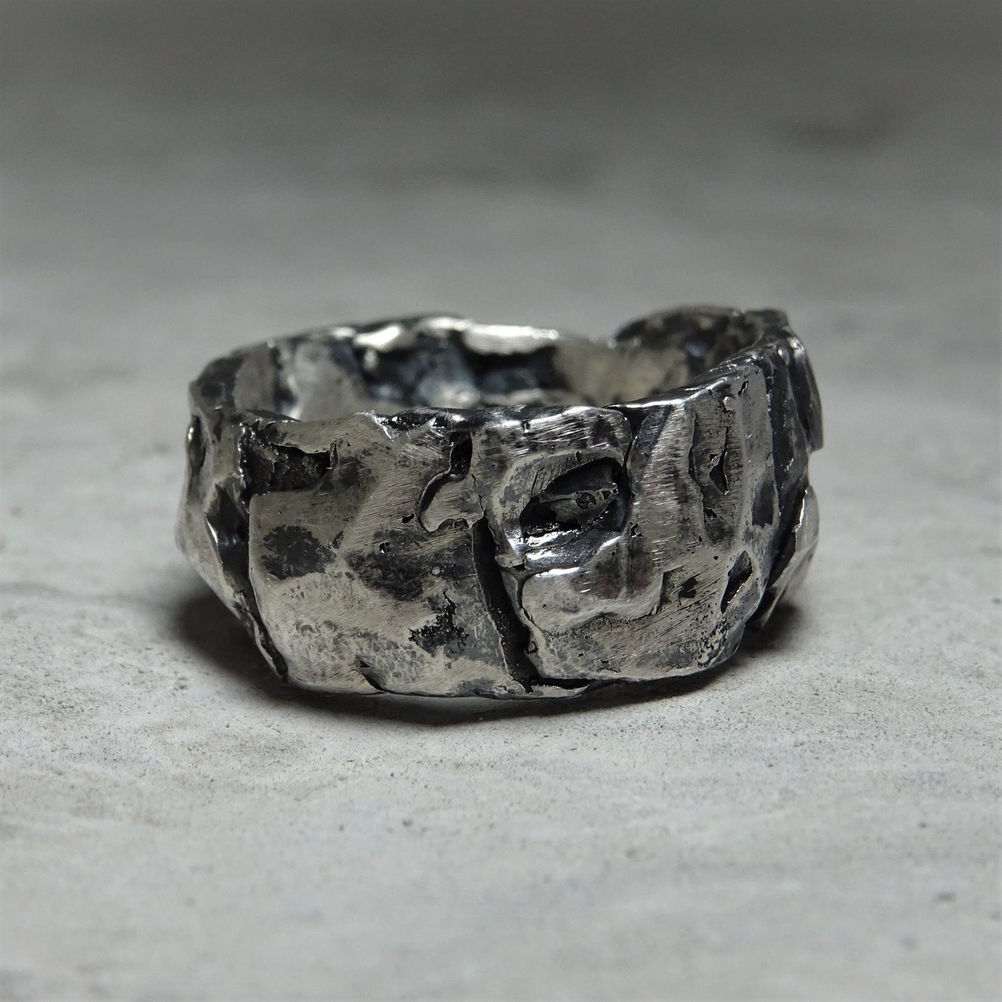 Stratum ring- a band ring with an unusual multi-layered texture Band rings Project50g 